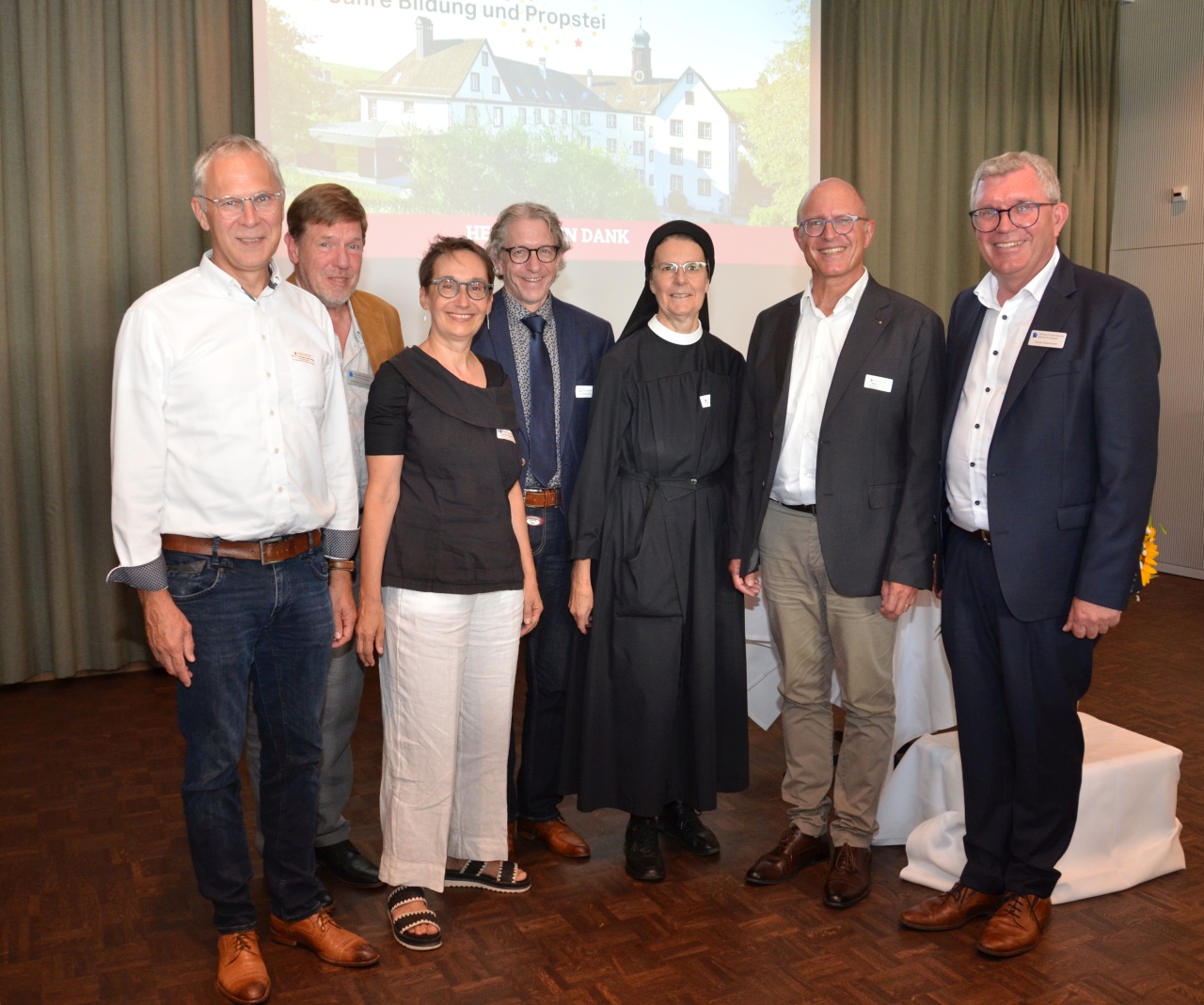 Teilten ihre Gedanken zum Motto des Jubiläumsfestakts «Zukunft Bildung, Zukunft Kirche»: Pfr. Dr. Christoph Weber-Berg, Kirchenratspräsident der Reformierten Landeskirche Aargau, Bernhard Lindner, Fachstelle Bildung und Propstei, Elisabeth Burgener, Präsidentin der Caritas Aargau, Matthias Schüepp, Präsident der Synode der Römisch-Katholischen Kirche im Aargau, Priorin Irene Gassmann vom Kloster Fahr, Pascal M. Gregor, Kirchenratspräsident der Römisch-Katholischen Kirche im Aargau und Guido Estermann, Leiter Fachstelle Bildung und Propstei (vlnr).